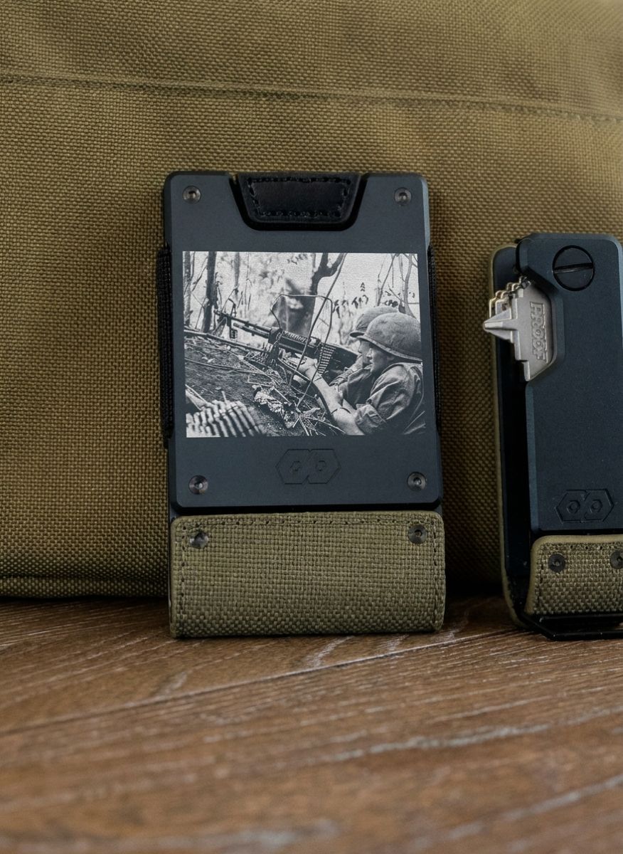 WAllet and key holder with a vintage photo engraving of a soldier.