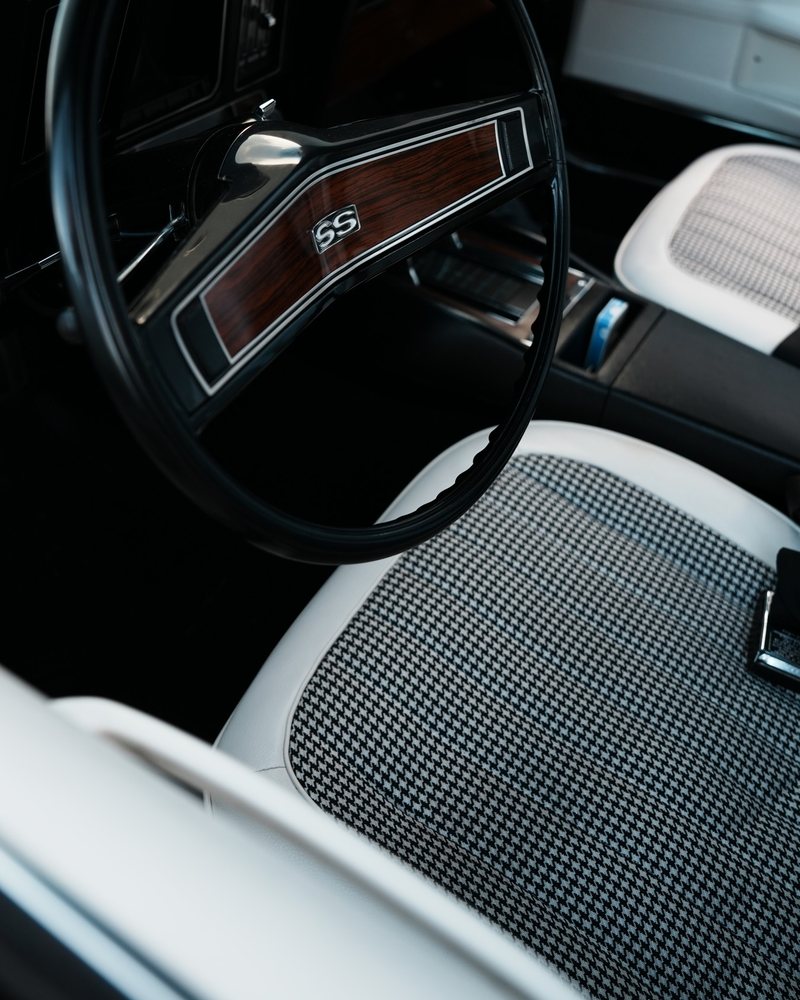 Houndstooth seat inserts and woodgrain SS steering wheel